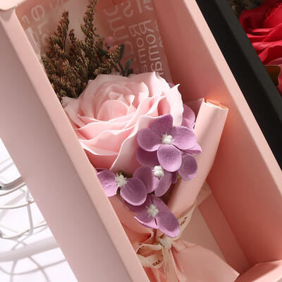 Goede prijs. Moderne handgemaakte luxe geparfumeerde bewaarde plastic rozenboeket 25*25*28cm Geschenk ornament voor Moederdag Valentijnsgeschenken online