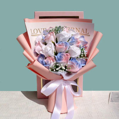Goede prijs. Achttien realistische ijskleurige rozen zeep bloem boeket moderne premium afwerking perfect valentijnsdag cadeau voor vrouw romantisch online