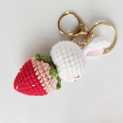 Goede prijs. Crochet aardbeienhaas sleutelhanger creatief gebreide geweven handgemaakte schattig konijn wortel pop tas accessoires pluis sleutelhanger online